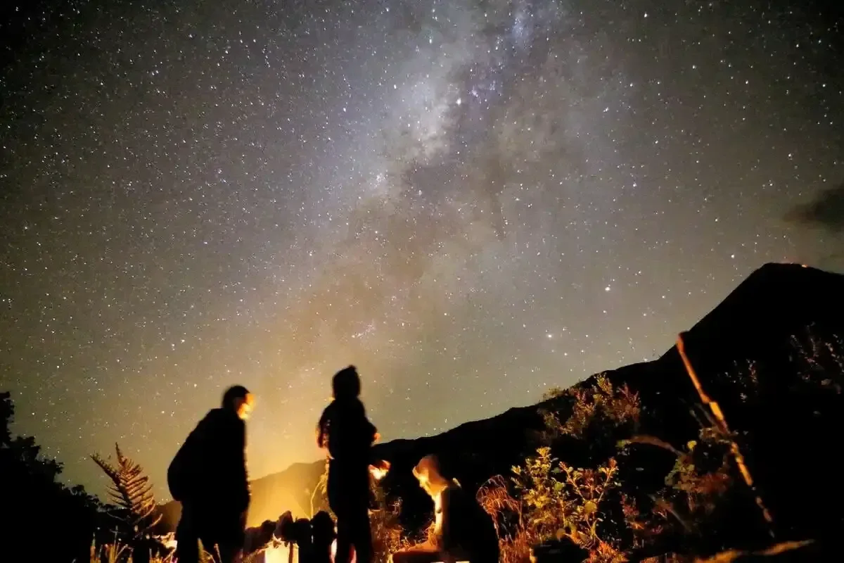 Sternennacht an den Hängen des Reventador – Ecuadordor.webp